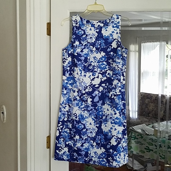 Van Heusen Dresses & Skirts - NWT Lovely Van Heusen Sheath Dress